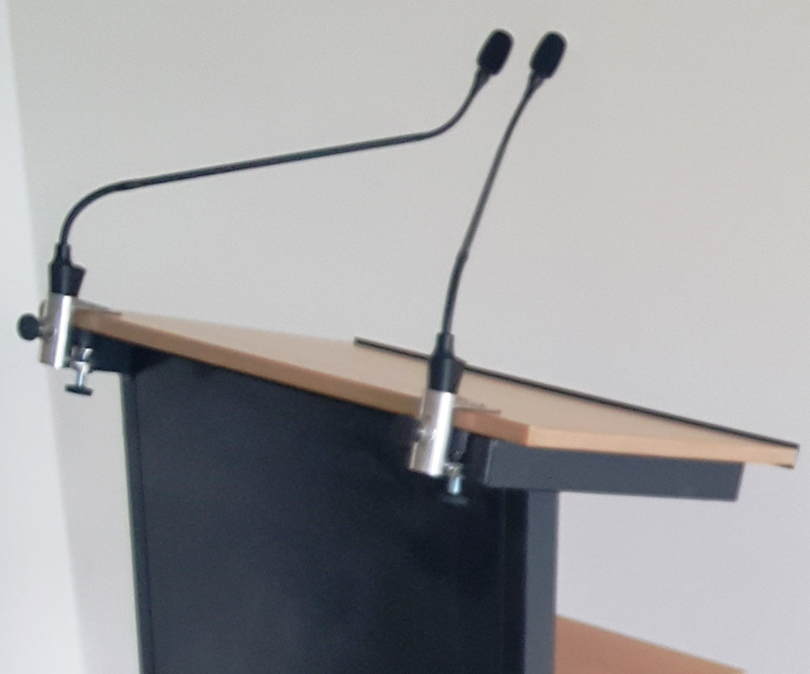 Držáky konferenčních mikrofonů na řečnický pult s mikrofony Shure